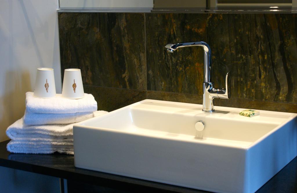 Emmerich Hotel Goerlitz 部屋 写真 A modern lavatory