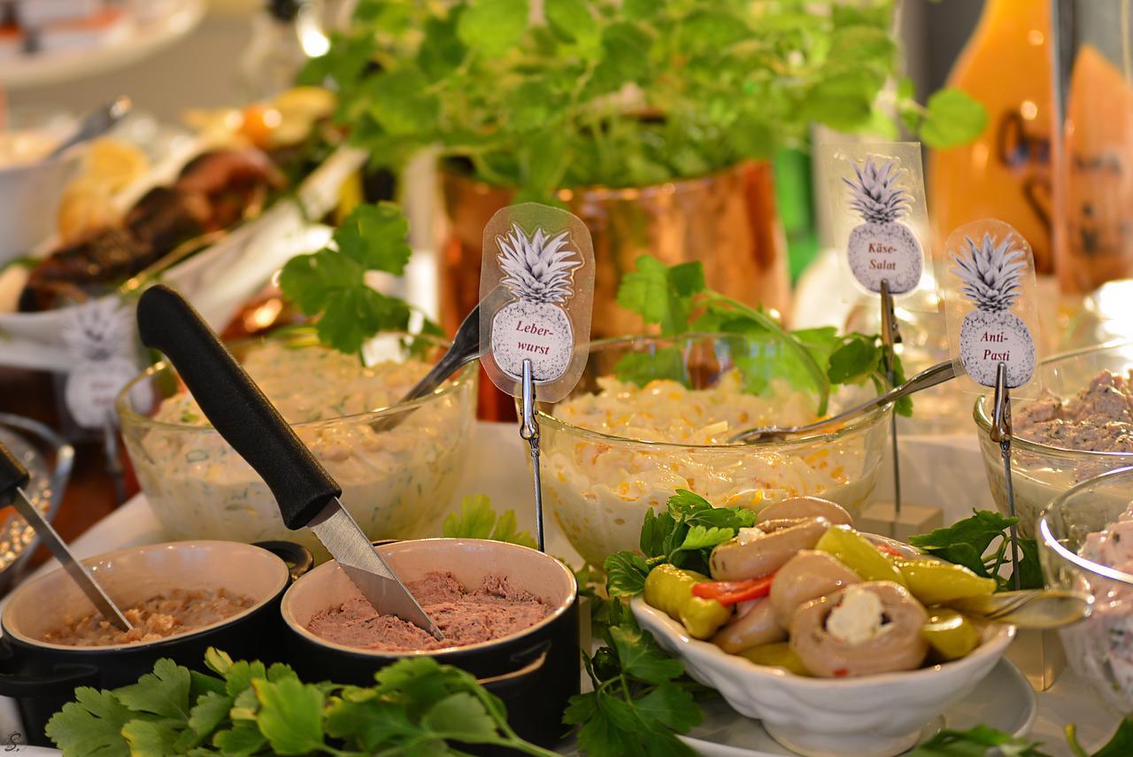 Emmerich Hotel Goerlitz エクステリア 写真 A buffet with a selection of food